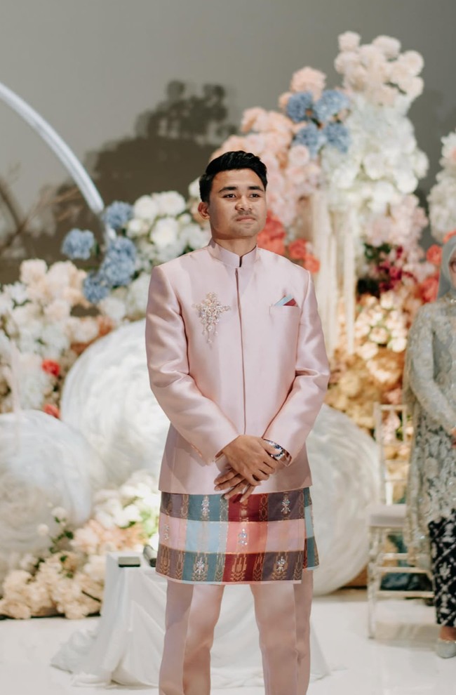 Senada dengan busana yang dikenakan, dekorasi di acara lamaran Asnawi dan Yuriska juga dipercantik dengan bunga-bunga berwarna pastel yang soft. Didominasi warna putih dengan sentuhan biru, pink, krem, dan oranye, dekorasinya terlihat simpel dan elegan. Foto: Instagram/@asnawi_bhr