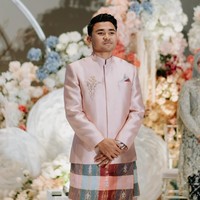 Senada dengan busana yang dikenakan, dekorasi di acara lamaran Asnawi dan Yuriska juga dipercantik dengan bunga-bunga berwarna pastel yang soft. Didominasi warna putih dengan sentuhan biru, pink, krem, dan oranye, dekorasinya terlihat simpel dan elegan. Foto: Instagram/@asnawi_bhr