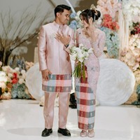 Keduanya telah melangsungkan lamaran pada bulan Juni lalu di Bandung. Dalam foto, Asnawi dan Yuriska serasi mengenakan busana pink. Foto: Instagram @asnawi_bhr/ Fotografer @owlsome__