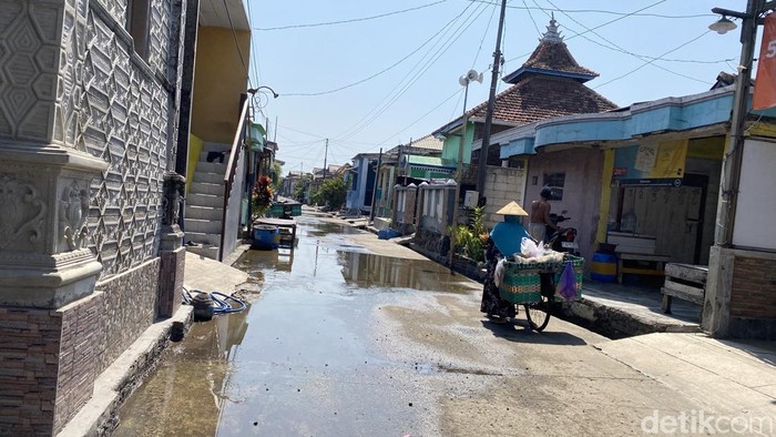 Suasana banjir rob yang menggenang di Jalan Tambakrejo, Kelurahan Tanjung Mas, Kecamatan Semarang Utara, Kota Semarang, Minggu (28/6/2026).