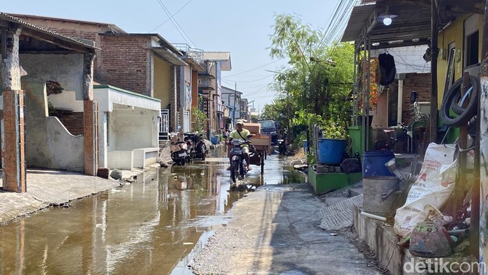 Suasana banjir rob yang menggenang di Jalan Tambakrejo, Kelurahan Tanjung Mas, Kecamatan Semarang Utara, Kota Semarang, Minggu (28/6/2026).
