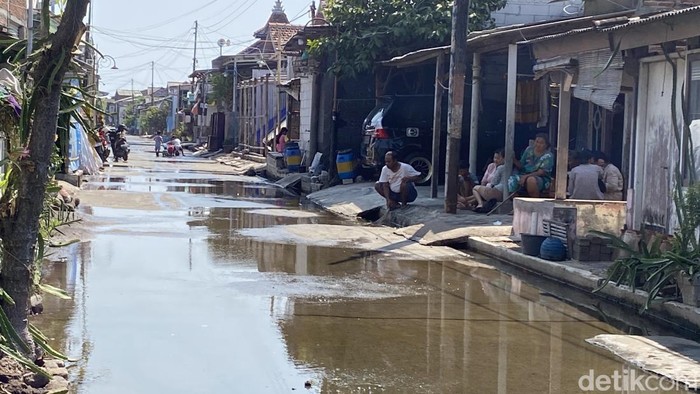 Suasana banjir rob yang menggenang di Jalan Tambakrejo, Kelurahan Tanjung Mas, Kecamatan Semarang Utara, Kota Semarang, Minggu (28/6/2026).