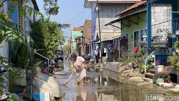 Suasana banjir rob yang menggenang di Jalan Tambakrejo, Kelurahan Tanjung Mas, Kecamatan Semarang Utara, Kota Semarang, Minggu (28/6/2026).
