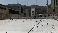 Maktabah Makkah Al-Mukarramah saat ini bercat putih. Sebelumnya, bangunan ini pernah bercat kuning. Bangunan ini tampak selalu tertutup.Foto: Rachmatunnisa/detikcom