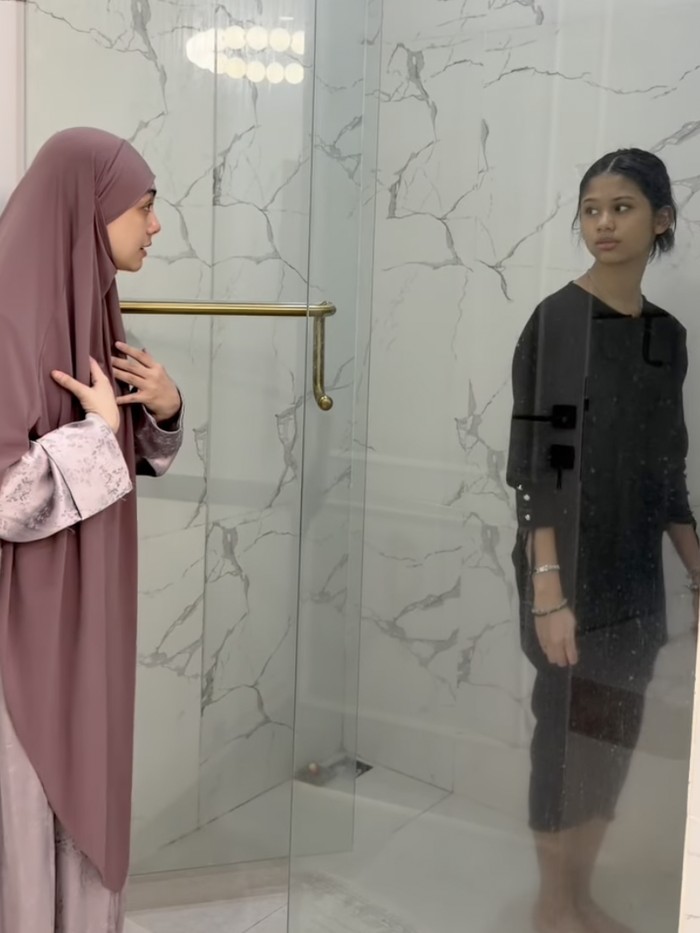 Celine Evangelista ajarka anak mengaji dan salat.