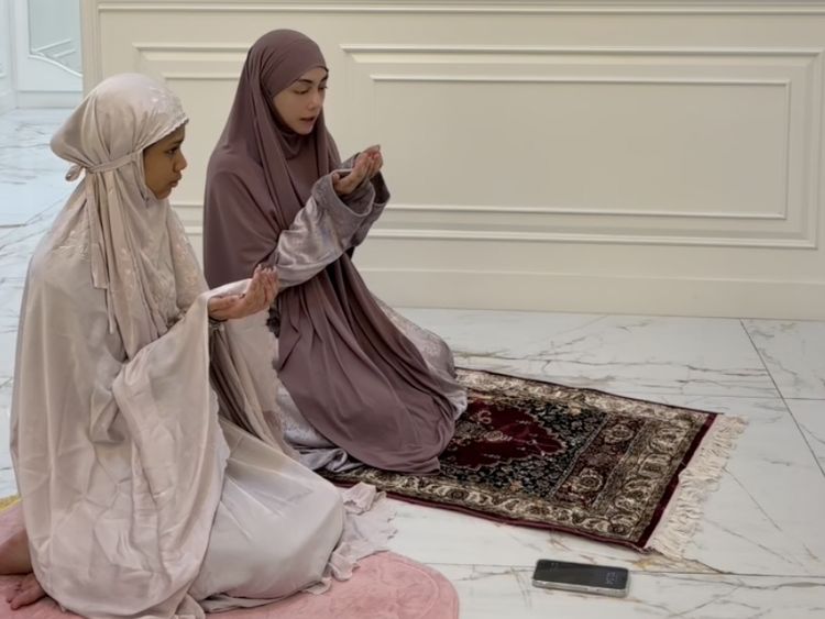 Masyaallah, Pesan Mendalam Celine Evangelista Ajarkan Anak Salat