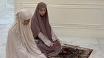 Masyaallah, Pesan Mendalam Celine Evangelista Ajarkan Anak Salat