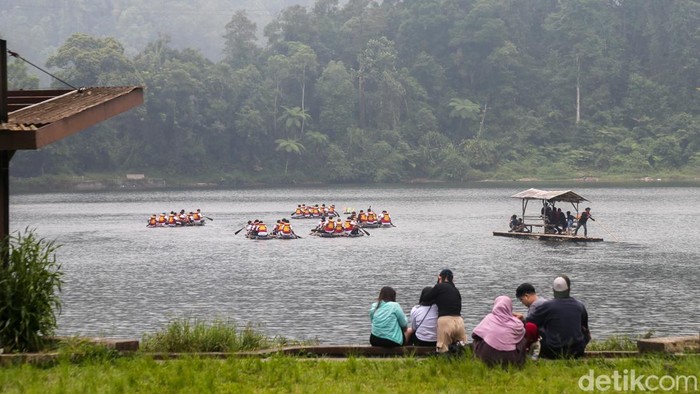 Danau Situ Gunung di Sukabumi bisa menjadi salah satu spot wisata untuk melepas penat. Lokasinya berada di kaki Gunung Gede-Pangrango yang bisa ditempuh sejauh 3,5 jam dari Jakarta.