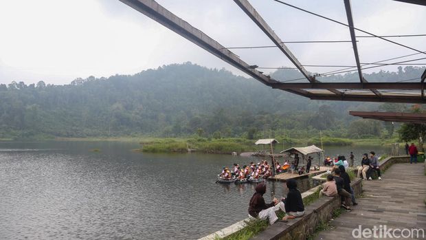 Danau Situ Gunung di Sukabumi bisa menjadi salah satu spot wisata untuk melepas penat. Lokasinya berada di kaki Gunung Gede-Pangrango yang bisa ditempuh sejauh 3,5 jam dari Jakarta.