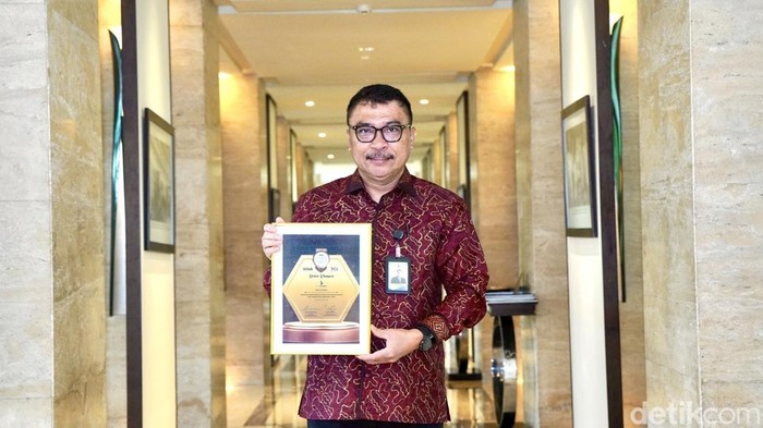 Direktur Utama Bank Sulselbar, Yulis Suandi saat menerima pengharagaan pada ajang 23rd Banking Customer Experience 2026.