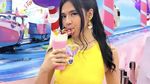 Resmi Tunangan, Ini Momen DJ Una Makan Bareng Kekasih hingga Keluarganya