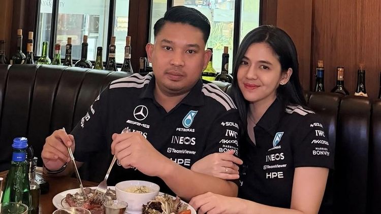 Resmi Tunangan, Ini Momen DJ Una Makan Bareng Kekasih hingga Keluarganya
