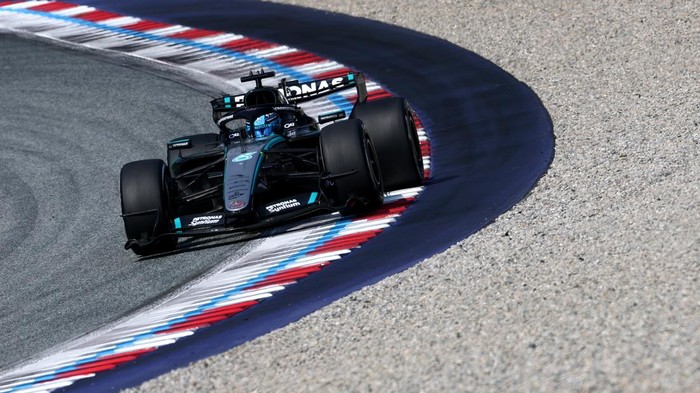 SPIELBERG, AUSTRIA - JUNE 28: George Russell of Great Britain driving the (63) Mercedes AMG Petronas F1 Team W17 on track during the F1 Grand Prix of Austria at Red Bull Ring on June 28, 2026 in Spielberg, Austria. (Photo by Clive Mason/Getty Images)