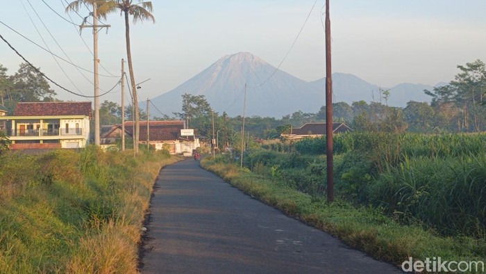 Gunung Semeru erupsi pagi ini, Minggu (28/6/2026).