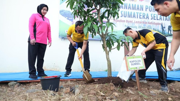 Kapolda Sumatera Selatan Irjen Sandi Nugroho saat memimpin peluncuran Gerakan Tanam 10.000 Pohon. (dok istimewa)