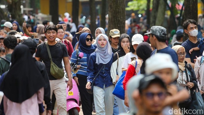 Pengunjung berwisata di Taman Margasatwa Ragunan, Jakarta, Minggu (28/6/2026). Taman Margasatwa Ragunan menggratiskan tiket masuk dalam rangka HUT ke-499 DKI Jakarta selama tiga hari, yaitu 22 Juni, 27 Juni, dan 28 Juni.