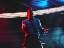 Momen Saat Harry Styles Tersedak Air di Panggung