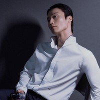 Saat tampil di acara televisi You Quiz on the Block, Heo Nam Jun mengungkap bahwa ia pernah menjadi kuli bangunan sebelum terkenal sebagai aktor. Tubuh atletisnya membuat Heo Nam Jun menjadi pekerja yang paling dicari proyek mandor dan mendapat tugas untuk mengangkat batu bata. Foto: dok. Harpers Bazaar Korea