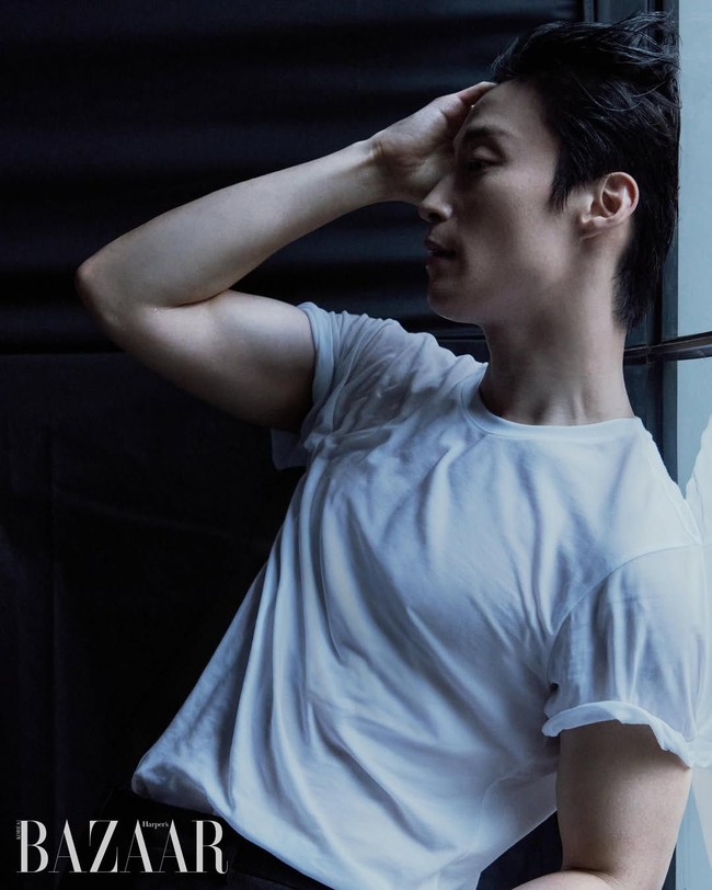 Meski hanya mengenakan kaos polos, Heo Nam Jun membuat penggemar tergila-gila dengan “aura bad boy” yang ia pancarkan. Seperti karakternya Cha Se Gye, pewaris perusahaan Chail Group yang diceritakan kasar dan arogan. Foto: dok. Harpers Bazaar Korea