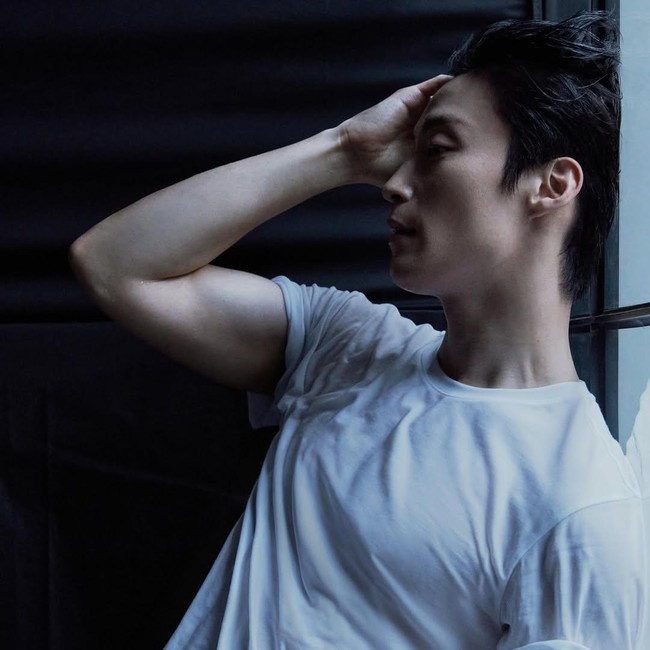 Pesona Heo Nam Jun Pamer Punggung Atletis, Jadi Wajah Campaign Dior