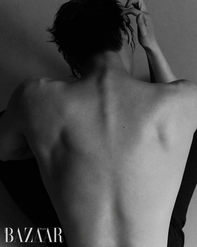 Sejak penayangan drama Korea My Royal Nemesis penggemar dibuat “tergila-gila” dengan shower scene Heo Nam Jun, memamerkan bahu lebar dan otot punggungnya. Banyak yang memuji fisiknya. Foto: dok. Harpers Bazaar Korea