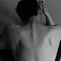 Sejak penayangan drama Korea My Royal Nemesis penggemar dibuat “tergila-gila” dengan shower scene Heo Nam Jun, memamerkan bahu lebar dan otot punggungnya. Banyak yang memuji fisiknya. Foto: dok. Harpers Bazaar Korea