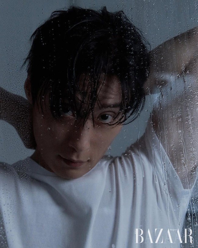 Heo Nam Jun membuat penggemar histeris usai menjalani pemotretan bersama Harper’s Bazaar Korea. Aktor yang populer lewat drama Korea My Royal Nemesis itu menampilkan pesona maskulin dan tubuh atletisnya. Foto: dok. Harpers Bazaar Korea