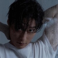 Heo Nam Jun membuat penggemar histeris usai menjalani pemotretan bersama Harper’s Bazaar Korea. Aktor yang populer lewat drama Korea My Royal Nemesis itu menampilkan pesona maskulin dan tubuh atletisnya. Foto: dok. Harpers Bazaar Korea