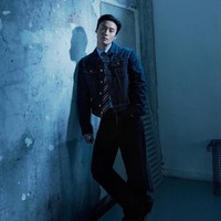 Heo Nam Jun tak hanya dikagumi karena visualnya, tapi juga kisahnya yang menginspirasi. Aktor yang dibesarkan keluarga petani ini melakukan banyak pekerjaan paruh waktu untuk mengejar mimpinya terjun ke dunia akting. Termasuk menjadi kuli bangunan, pegawai pub, pegawai department store, hingga pegawai toko sepatu. Foto: dok. Harpers Bazaar Korea