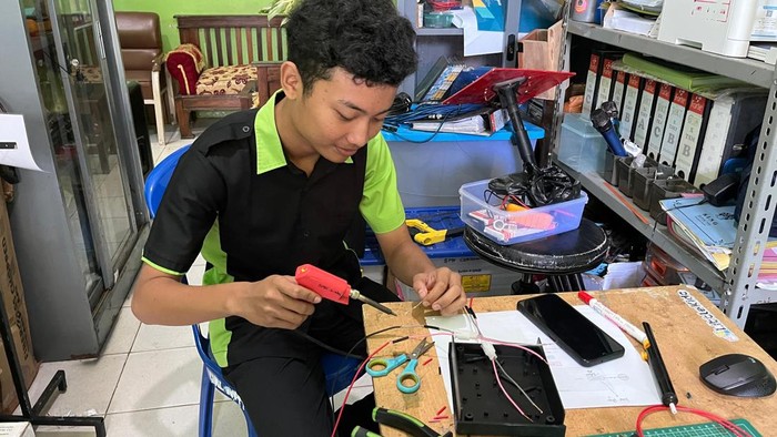 Pembuatan inovasi Sikamot SCW (Sistem Keamanan Kendali Motor SMK Cokroaminoto Wanadadi) yang bisa menyalakan motor dengan e-KTP, oleh siswa dan guru SMK Cokroaminoto Wanadadi Banjarnegara.