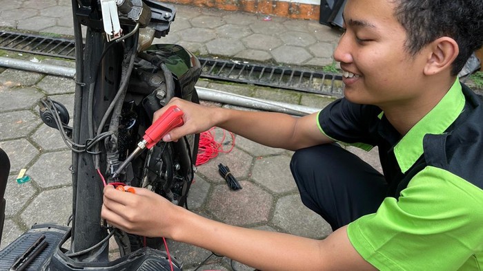 Pembuatan inovasi Sikamot SCW (Sistem Keamanan Kendali Motor SMK Cokroaminoto Wanadadi) yang bisa menyalakan motor dengan e-KTP, oleh siswa dan guru SMK Cokroaminoto Wanadadi Banjarnegara.