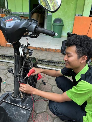 Pembuatan inovasi Sikamot SCW (Sistem Keamanan Kendali Motor SMK Cokroaminoto Wanadadi) yang bisa menyalakan motor dengan e-KTP, oleh siswa dan guru SMK Cokroaminoto Wanadadi Banjarnegara.