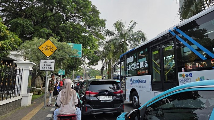 Jalan menuju gerbang TM Ragunan macet.