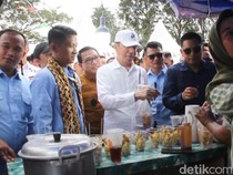 Warga Lampung Titip Pesan ke Jokowi: Bangun Lagi Jalan Kami Seperti Dulu
