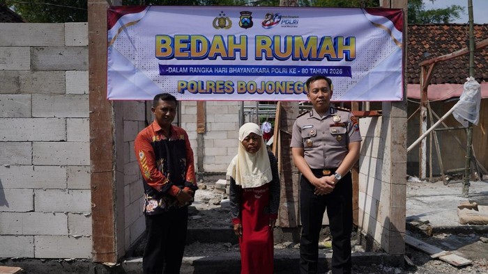 Kapolres Bojonegoro AKBP Afrian Satya Permadi saat meninjau program Rumah Tidak Layak Huni (RTLH)