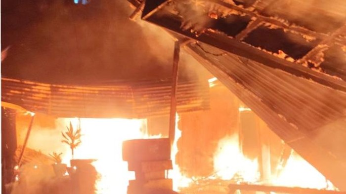 Kebakaran rumah menewaskan satu pemuda di Manado.