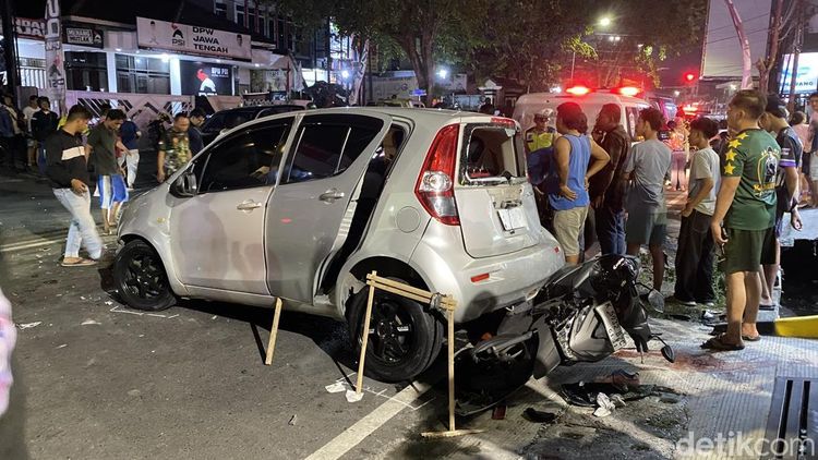 Penampakan Ngerinya Laka Beruntun di Semarang, Ada Motor Nyungsep Kolong Mobil