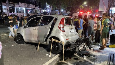Penampakan Ngerinya Laka Beruntun di Semarang, Ada Motor Nyungsep Kolong Mobil