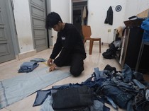 Kreatif! Limbah Jeans Disulap Jadi Tas hingga Sepatu Bernilai Jual
