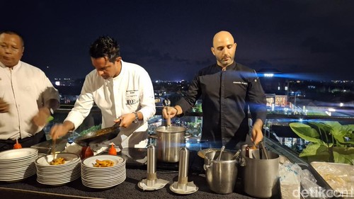 Chef Giorgio Bartolucci dan Chef Alessandro DAmico saat live cooking dalam acara 4-Hands Experience Under the Stars yang digelar The Trans Resort Bali, Sabtu (27/6/2026).