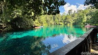 Keindahan Labuan Cermin. Tampak air danau yang jernih dan sebening kaca. Labuan cermin juga disebut sebagai danau dua rasa, di atas air tawar karena berasal dari mata air pegunungan. Sementara itu, di dasar merupakan air asin lantaran berasal dari air laut yang masuk.
