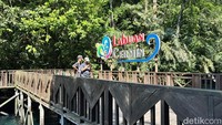 Spot foto. Di bagian dermaga depan ada tulisan Danau Labuan Cermin yang biasa dijadikan oleh wisatawan sebagai spot foto.