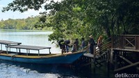 Kapal klotok sewaan sampai di dermaga wisata Labuan Cermin. Terlihat wisatawan yang baru sampai mulai naik ke jembatan dermaga Labuan Cermin setelah menaiki kapal selama 10-15 menit.