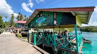 Pelabuhan tunggu kapal Labuan Cermin. Orang-orang menunggu giliran untuk menaiki kapal klotok/dongfeng sewaan untuk menuju ke destinasi wisata.