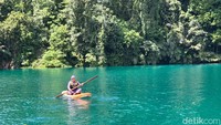 Fasilitas di Labuan Cermin. Wisatawan yang datang bisa menyewa pelampung, papan selancar, hingga rakit kecil untuk berkeliling di danau Labuan Cermin.