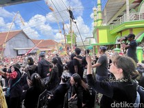 Bule Asal Amerika Serikat Terpukau Tradisi Kebo-keboan Banyuwangi