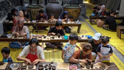 Libur Sekolah, Anak Belajar Membuat Kerajinan Tanah Liat
