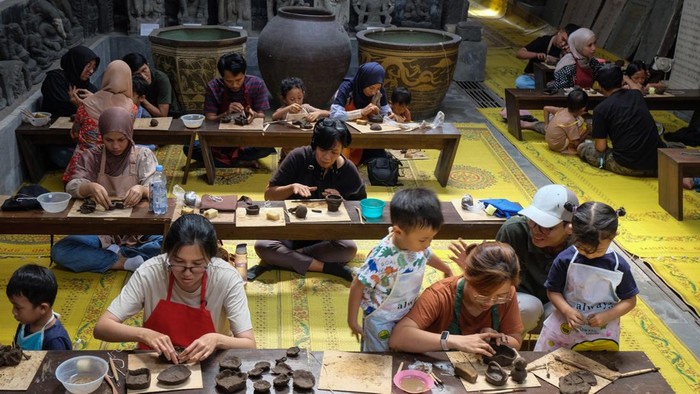 Sejumlah anak didampingi orang tua mengikuti program kelas pembuatan kerajinan tanah liat bertajuk Dolanan Lempung di Museum Radya Pustaka, Solo, Jawa Tengah, Sabtu (27/6/2026). Selain untuk meningkatkan kunjungan wisata saat masa liburan sekolah, kegiatan itu juga menjadi sarana melatih keterampilan anak sekaligus memperkuat citra museum sebagai ruang edukasi yang interaktif dan relevan dengan perkembangan zaman. ANTARAFOTO/Maulana Surya/hma