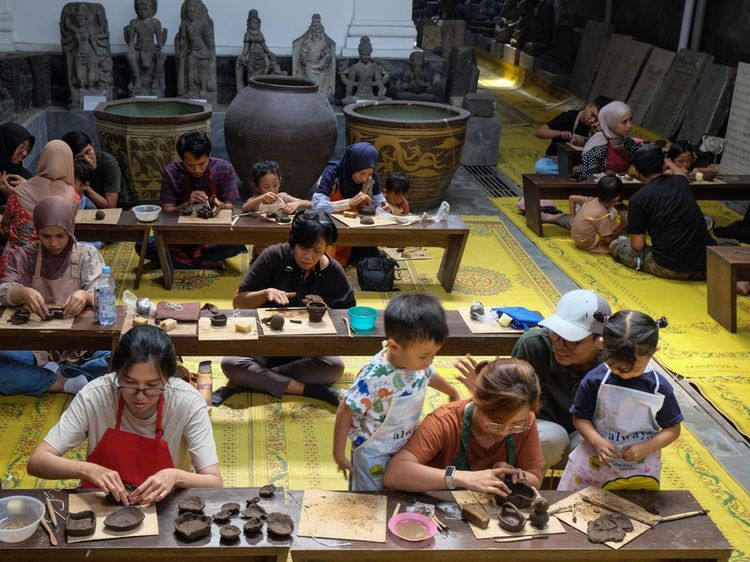 Libur Sekolah, Anak Belajar Membuat Kerajinan Tanah Liat