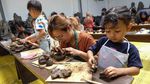 Libur Sekolah, Anak Belajar Membuat Kerajinan Tanah Liat